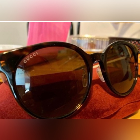 Gucci women sunglass, - Picture 2 of 3